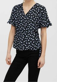 Blusa nera a maniche corte con stampa floreale blu e bianca, caratterizzata da un design avvolgente e una vita arricciata per una vestibilità rilassata.