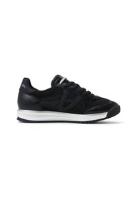 Sneaker atletici neri caratterizzati da una combinazione di materiali in pelle e suede, una superficie testurizzata, una suola intermedia bianca e un design elegante con lacci neri.