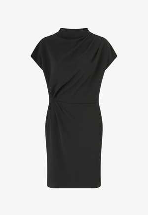 Vestito nero al ginocchio con maniche corte, scollo alto e dettagli drappeggiati asimmetrici sul davanti.