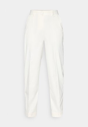 Biele nohavice na mieru s hladkou textúrou, vybavené vysokým pásom, skladaným predným dielom, bočnými vreckami a zúženým strihom nohavíc.