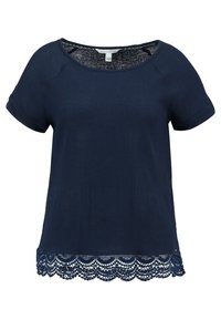 Mörkblå kortärmad skjorta med rund halsringning och scallop-lace nederkant. Tillverkad av ett mjukt, texturerat tyg med subtila detaljer.