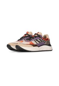 Sneaker mit einer Farbgebung in Beige, Lila und Rot. Die Materialien umfassen Netzgewebe und Wildleder mit einem strukturierten, reptilienartigen Akzent. Dicke schwarze Sohle.
