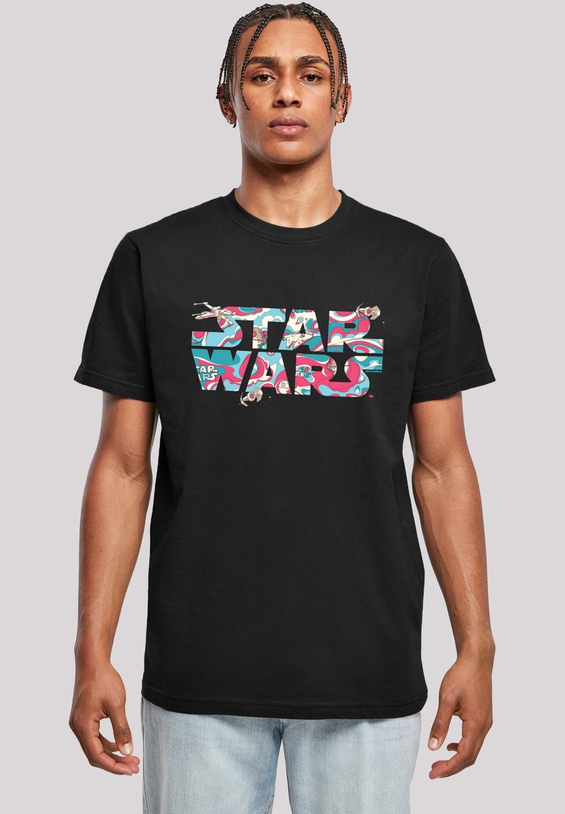 Černé bavlněné tričko s multibarevným grafickým potiskem "STAR WARS" se vířivým vzorem a ilustracemi vesmírných lodí. Standardní střih.