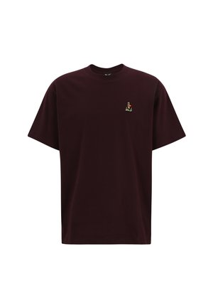 Burgunderfarbendes Baumwoll-T-Shirt mit kurzen Ärmeln, rundem Halsausschnitt und einem kleinen gestickten Design eines Charakters auf der linken Brust.