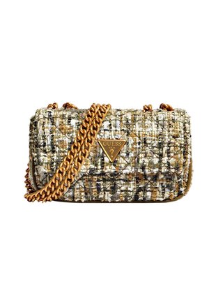 Petit sac à main rectangulaire en tissu tissé avec une bandoulière chaîne dorée et une plaque triangulaire dorée avec le logo Guess sur le rabat avant.
