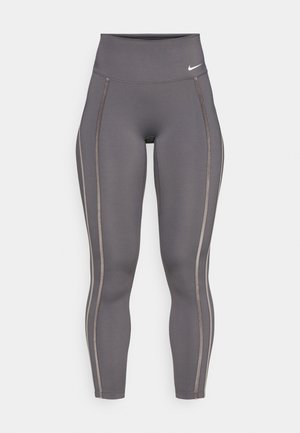 Leggings gris taille haute fabriqués en tissu extensible, avec des bandes latérales contrastantes et un design ajusté pour le confort et la flexibilité.
