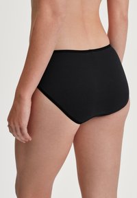 Zwarte katoen hoge taille slips met een gladde textuur, strakke pasvorm en een subtiele elastische tailleband voor comfort. Geen zichtbare patronen of accenten.