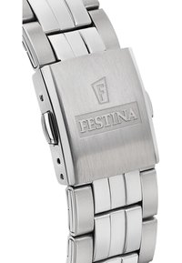 Nerūdijančio plieno laikrodis su šlifuotu metaliniu paviršiumi, turintis kvadratinį sagties užsegimą su išgraviruotu 'Festina' logotipu ir lygaus jungimo dizainu.