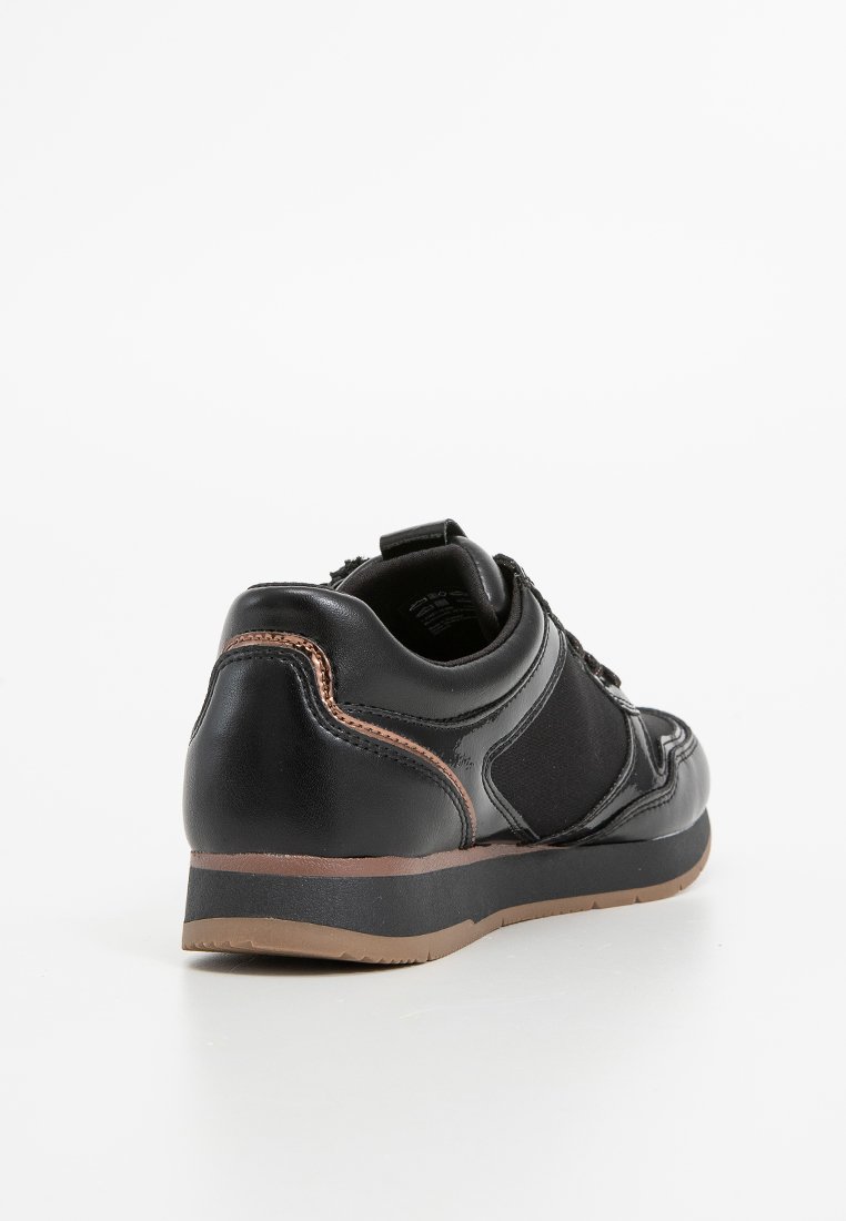 Czarne sneakersy wykonane z gładkiej, eleganckiej skóry z elastycznymi bocznymi panelami, brązową gumową podeszwą oraz subtelnymi kontrastowymi szwami.