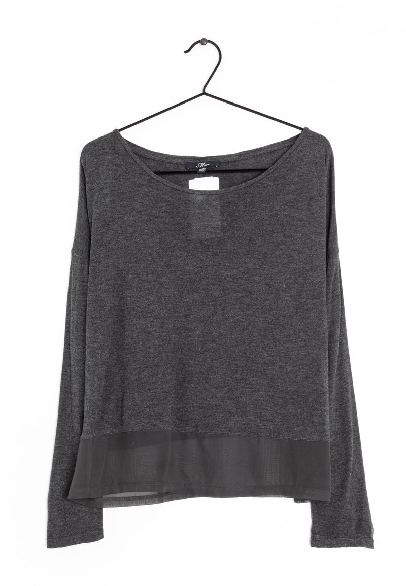 Langärmeliges, dunkelgraues Shirt mit einem Rundhalsausschnitt, strukturiertem Oberteil und einem transparenten unteren Saum. Hängt an einem schwarzen Drahthaken.