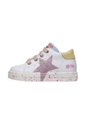 Sneaker in pelle bianca con una stella glitterata rosa, accenti beige e dettagli blu pastello, suola maculata rosa e stampa @74.