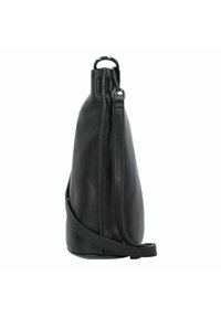 Czarna skórzana torba o zaokrąglonym kształcie, z zamknięciem na zamek, boczną kieszenią i regulowanym paskiem na ramię. Gładka faktura z minimalną ilością elementów metalowych.