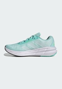 Zapatilla de running en color turquesa claro con parte superior de malla, tres franjas blancas, mediado acolchado y suela de goma negra, con un acabado texturizado.