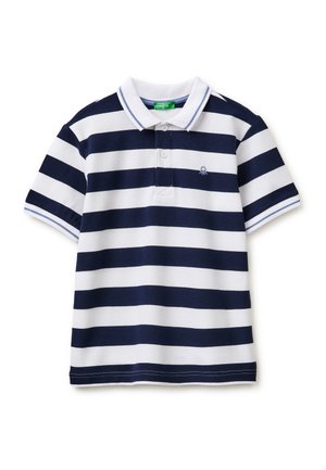 Polo de manga corta con rayas horizontales anchas en azul marino y blanco y un pequeño logo bordado en el pecho izquierdo.