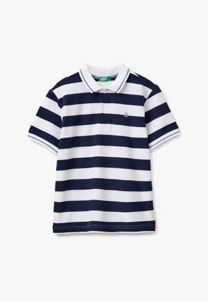 Polo de manga corta con rayas horizontales anchas en azul marino y blanco y un pequeño logo bordado en el pecho izquierdo.