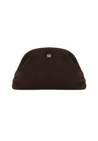 Barna velúrbőr clutch táska lekerekített, redőzött designnal és arany logóval az elülső oldalon. Puha textúra és sima felület.
