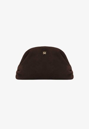 Pochette en daim marron avec un design arrondi et froncé, et un accent logo doré sur le devant. Texture douce et surface lisse.