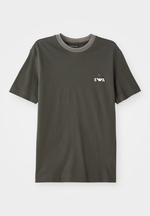 T-shirt en coton vert olive avec un col rond, présentant un col rayé contrastant et un petit patch logo sur la poitrine.