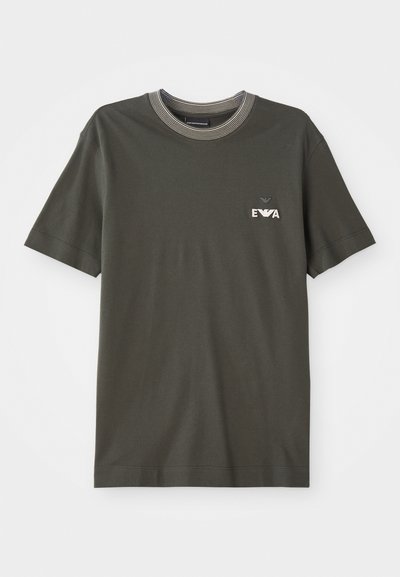 T-shirt en coton vert olive avec un col rond, présentant un col rayé contrastant et un petit patch logo sur la poitrine.