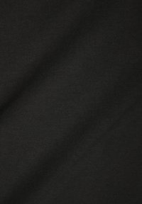 Tessuto nero con una texture liscia, caratterizzato da un sottile motivo a righe diagonali e un colore uniforme. Ideale per applicazioni versatili.