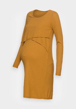 Musztardowożółta prążkowana dzianinowa sukienka ciążowa z długimi rękawami i warstwową przednią częścią umożliwiającą dostęp do karmienia.