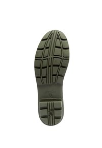 Suela de zapato de goma verde con un patrón texturizado que presenta surcos y crestas profundas para mayor tracción, y el nombre de la marca grabado cerca del talón.