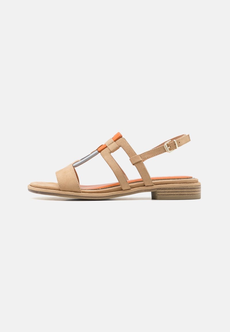 Sandale en cuir beige à bout ouvert, avec des accents orange, une quincaillerie métallique, une bride ajustable et un petit talon en bois.