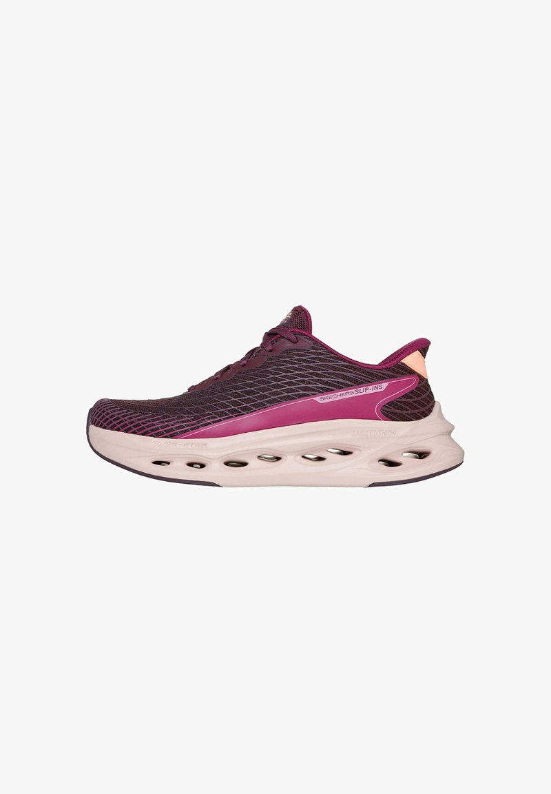 Zapatilla deportiva morada con parte superior de malla transpirable, suela acolchada, detalles texturizados y acentos rosas en el lateral y el talón.