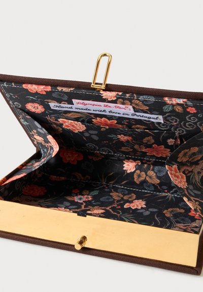 Porte-monnaie en tissu à motif floral ouvert avec fermoir doré et étiquette indiquant "Hand made with love in Portugal."