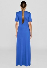 Maxikleid in einfarbigem Blau mit kurzen Ärmeln, einem taillierten Oberteil und einem fließenden Rock. Hergestellt aus weichem, leichtem Stoff mit einer glatten Textur.