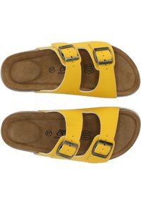 Gelbe ergonomische Sandalen mit zwei verstellbaren Riemen und silbernen Schnallen, einer braunen Leder-Innensohle und einem leicht konturierten Fußbett.