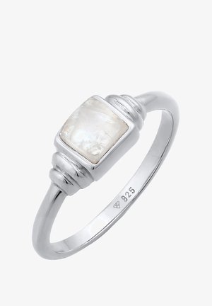 Anello d'argento con una pietra rettangolare traslucida, caratterizzato da bordi lisci e una finitura lucida, inciso con "925" all'interno della fascia.
