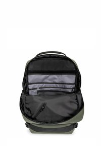 Mochila con interior negro y exterior verde olivo. Cuenta con múltiples compartimentos, incluidos bolsillos con cremallera y detalles de malla.