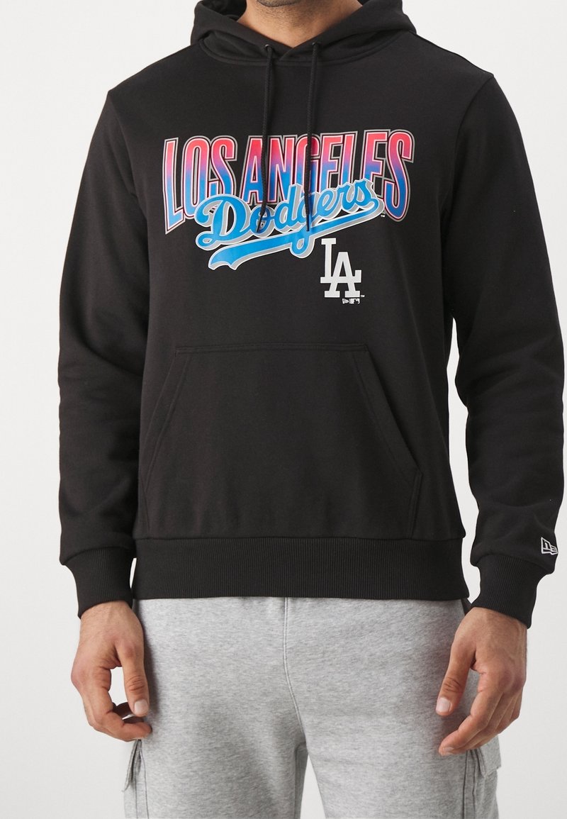 Sweat à capuche noir avec une poche kangourou. Présente des lettres colorées "LOS ANGELES" et "Dodgers". Tissu doux avec des poignets et un ourlet à côtes.