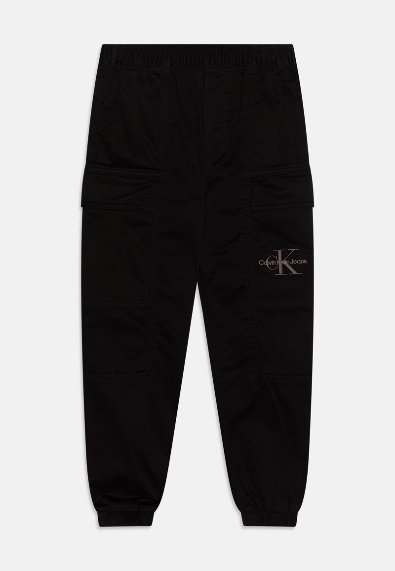 Pantalon cargo noir Calvin Klein avec taille et poignets élastiques, poches avant et logo sur la cuisse droite.