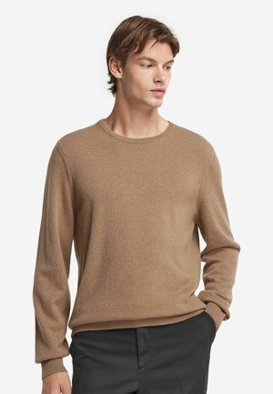 Brązowy, lekki sweter dzianinowy z okrągłym dekoltem i długimi rękawami, o gładkiej fakturze i ściągaczach na rękawach. Prosty design, bez wzorów.