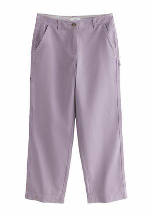 Pantaloni larghi in lavanda realizzati in tessuto misto cotone, dotati di due tasche frontali, chiusura con bottone e una vestibilità casual e rilassata.