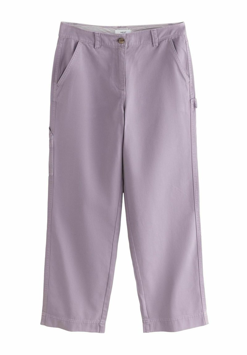 Pantaloni larghi in lavanda realizzati in tessuto misto cotone, dotati di due tasche frontali, chiusura con bottone e una vestibilità casual e rilassata.