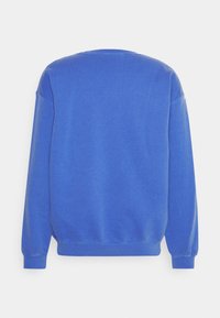 Kráľovsky modrá mikina s kulatým výstrihom, dlhými rukávmi a rebrovanými manžetami. Vyrobená z mäkkej látky, s hladkým povrchom a minimalistickým dizajnom.