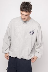 Sudadera gris de gran tamaño hecha de un tejido suave, con mangas largas y un diseño gráfico en el pecho. Corte holgado y estilo casual.