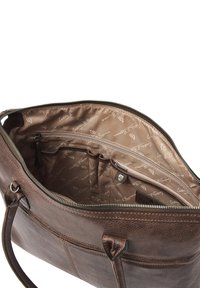 Braune Ledertasche mit Reißverschluss, Innenfächern und einer glatten Fütterung, die ein wiederholtes Logo-Muster aufweist.