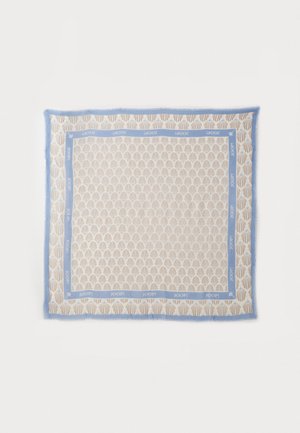 Vierkante sjaal met een crèmekleurige achtergrond, voorzien van een beige schelpenpatroon en een lichtblauwe rand met herhaaldelijk de tekst "JOOP!". Zachte, gefronste randen.
