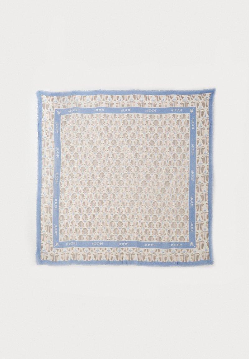 Pañuelo cuadrado con un fondo crema, que presenta un patrón de conchas en color beige y un borde azul claro con el texto repetido "JOOP!". Bordes suaves con flecos.