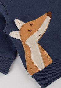 Felpa blu con applicazione di una volpe in arancione e crema, con dettagli ricamati su volto e orecchie, e polsini e orlo a costine.