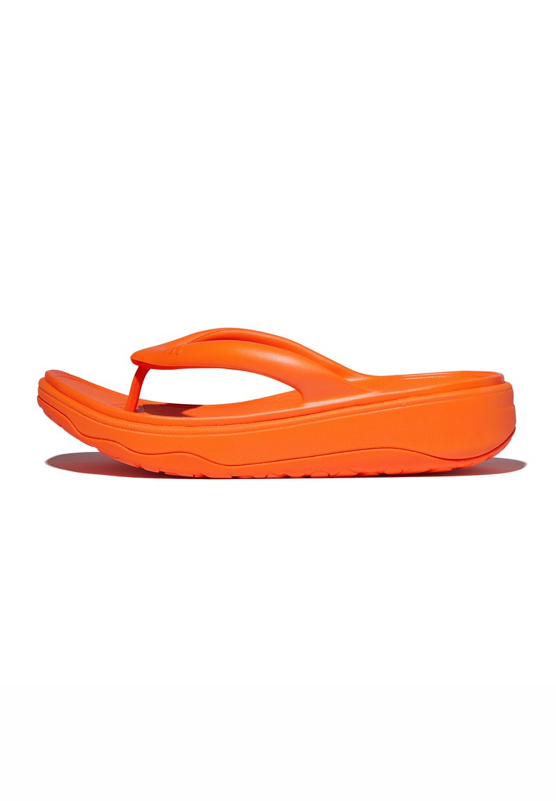 Flip-flop sandaal in feloranje, met een gestructureerde zool, dikke banden en een gevormde voetbed voor comfort. Zicht van opzij weergegeven.