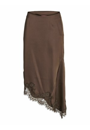 Jupe midi en satin marron avec un ourlet asymétrique et une bordure en dentelle florale noire sur le bas.