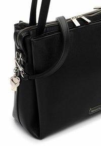 Musta synteettisestä nahasta valmistettu käsilaukku, jossa on jämäkkä muotoilu, hopeiset metalliosat, sydämenmuotoinen koriste ja kaksinkertaiset kahvat.