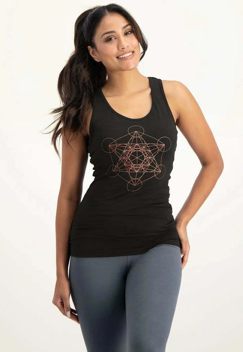 Schwarzes Tanktop mit geometrischem Design in Kupfer. Der Stoff ist glatt und hat einen körperbetonten Schnitt. Kombiniert mit grauen Leggings.