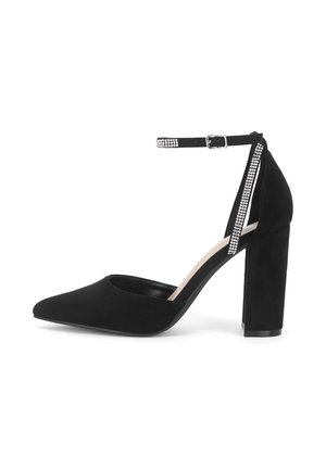 Schwarzer High-Heel-Pumps aus Wildleder mit spitzer Kappe, Knöchelriemen mit kleinen Strasssteinen und klobigem Absatz für Stabilität.