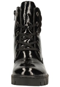 Bottine en cuir verni noir avec surface texturée, bout rond, six œillets, lacets noirs et semelle en caoutchouc robuste.